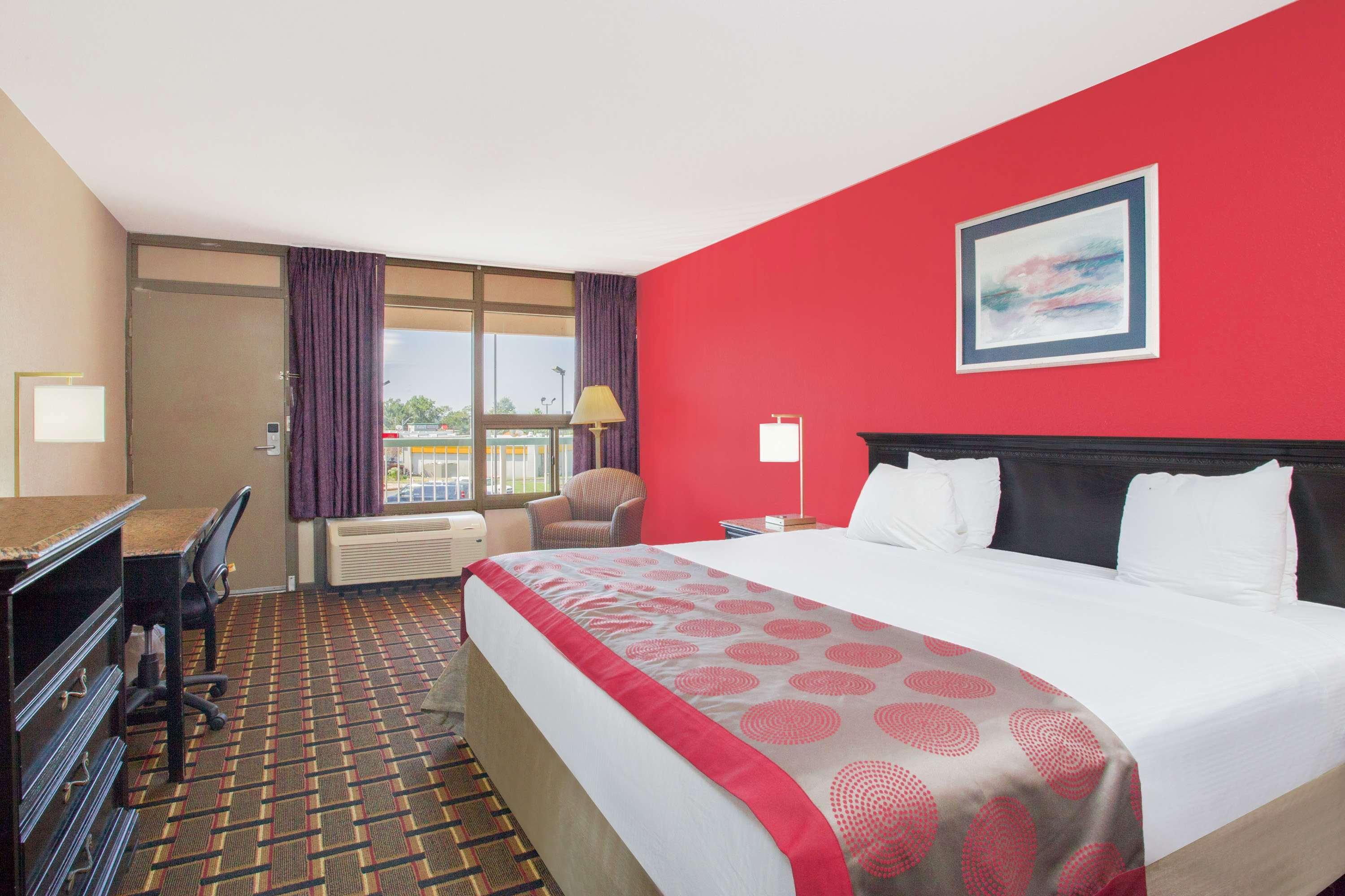 Ramada By Wyndham Edgewood Hotel & Conference Center Eksteriør billede