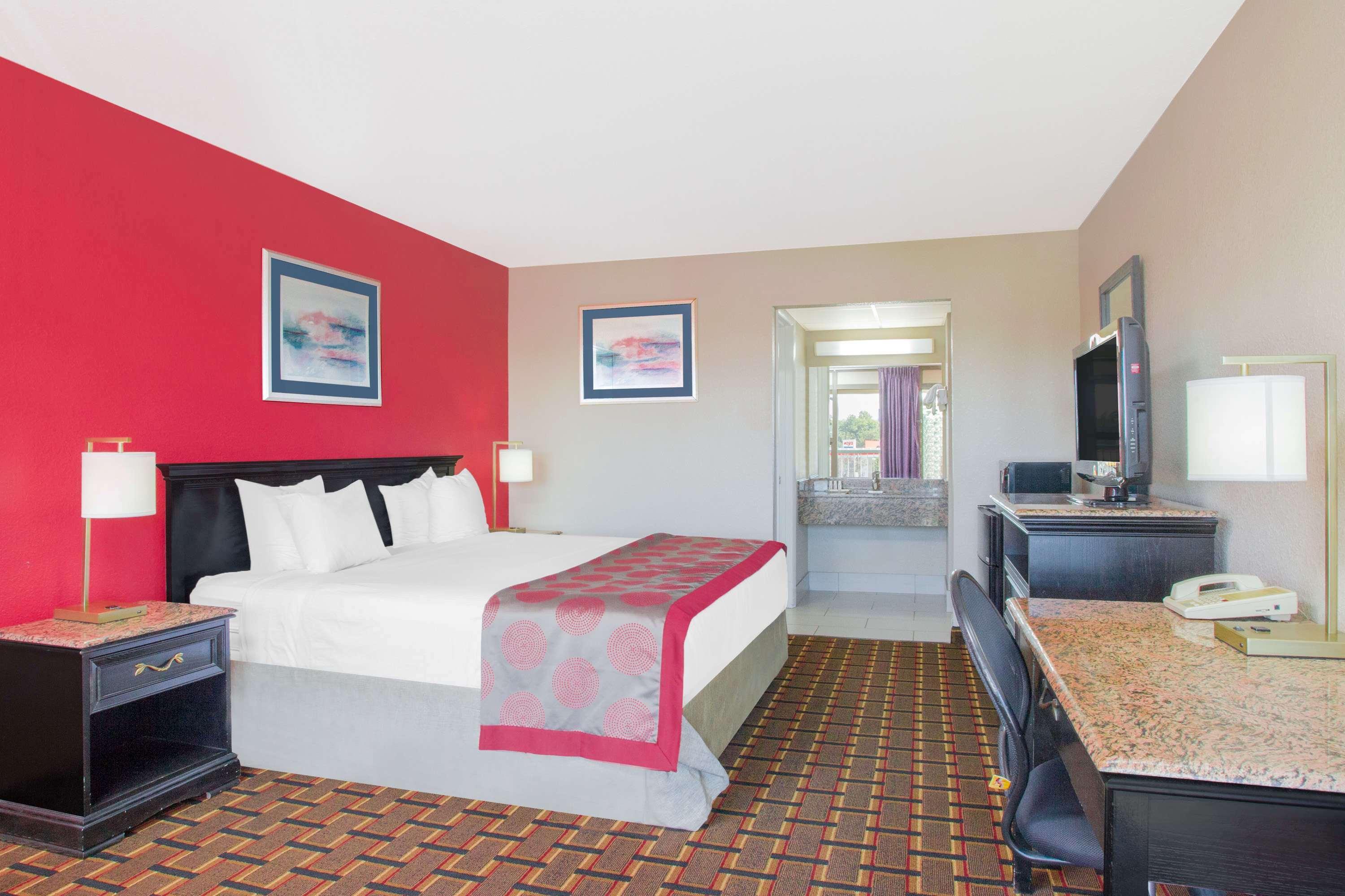 Ramada By Wyndham Edgewood Hotel & Conference Center Eksteriør billede