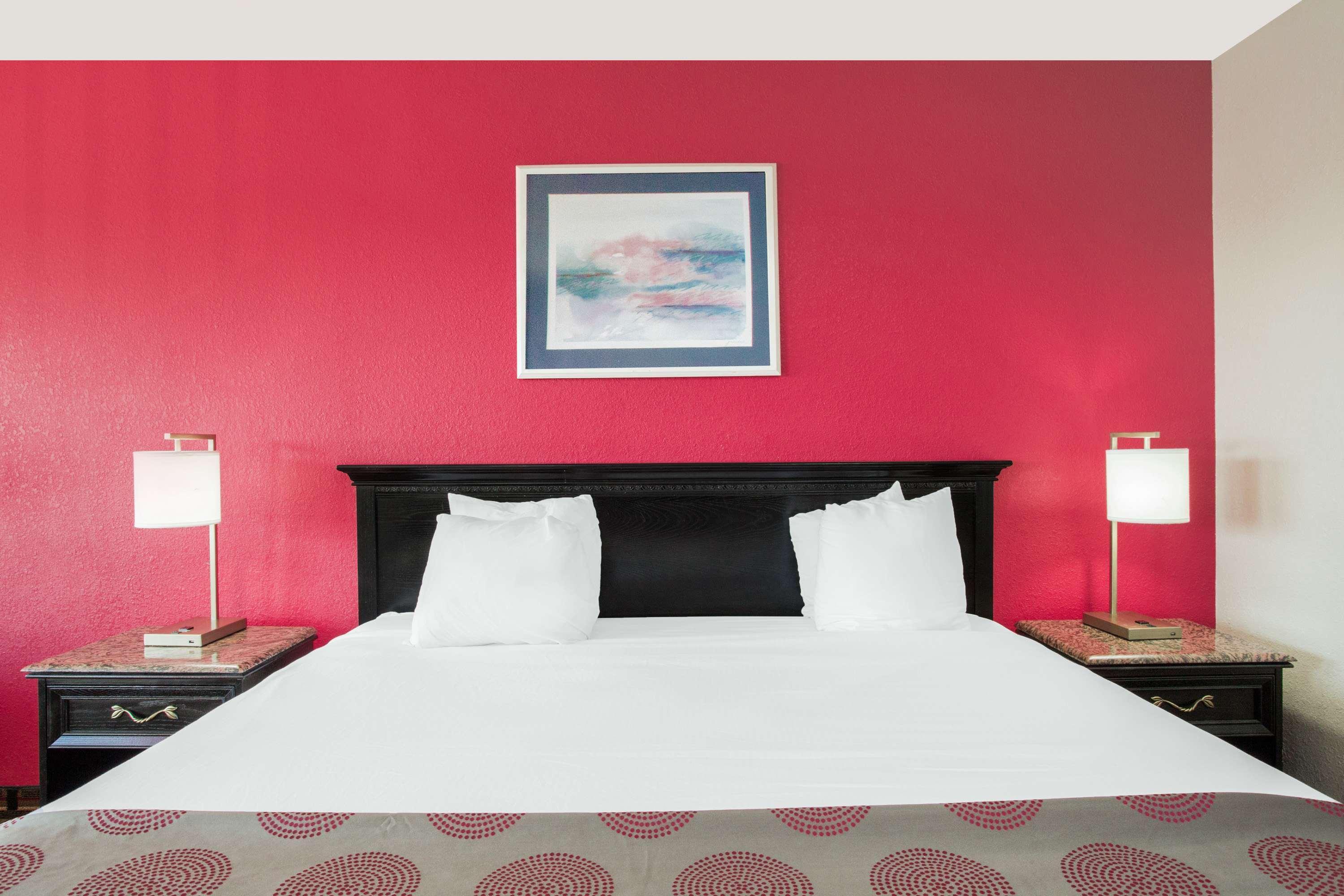Ramada By Wyndham Edgewood Hotel & Conference Center Eksteriør billede