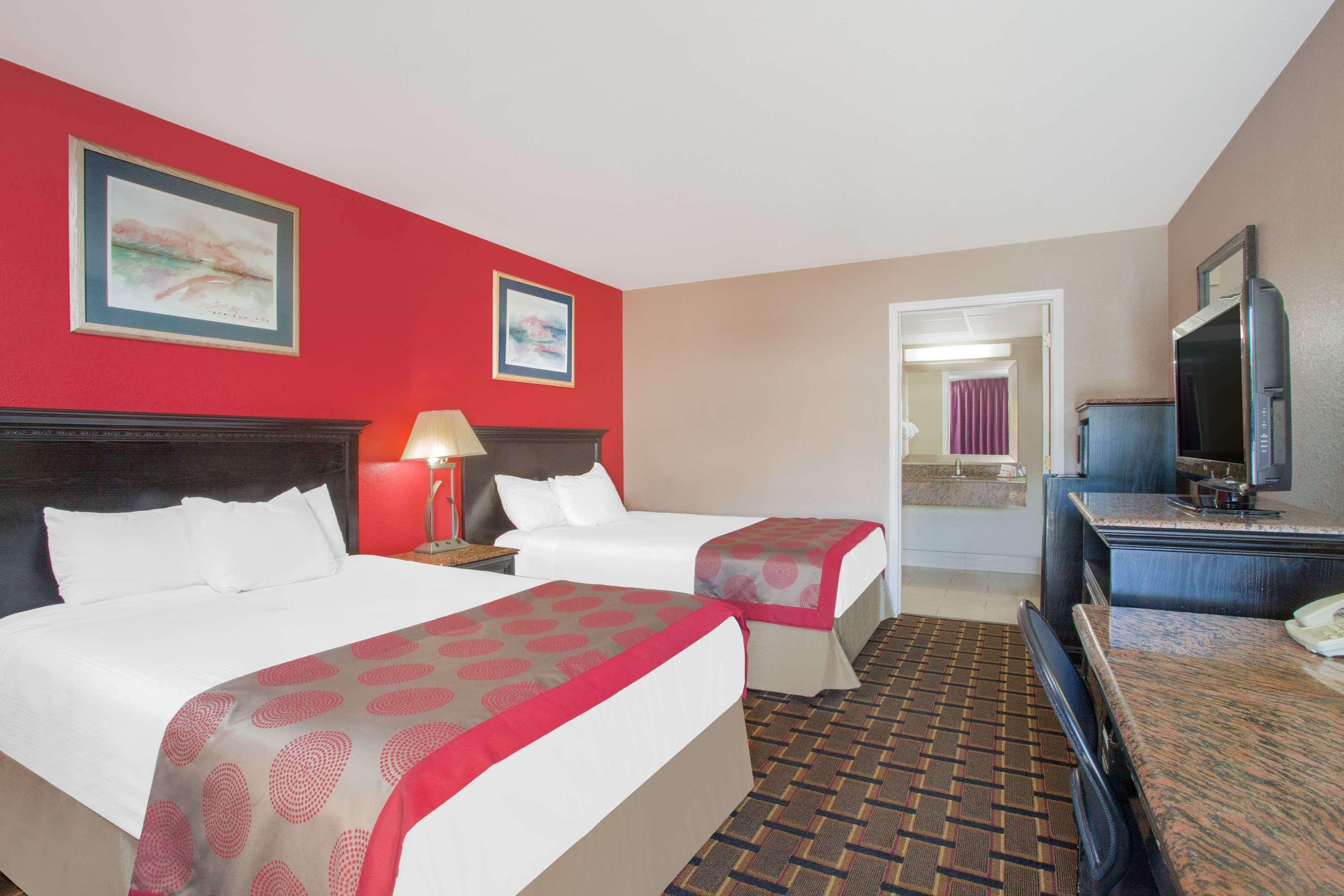 Ramada By Wyndham Edgewood Hotel & Conference Center Eksteriør billede
