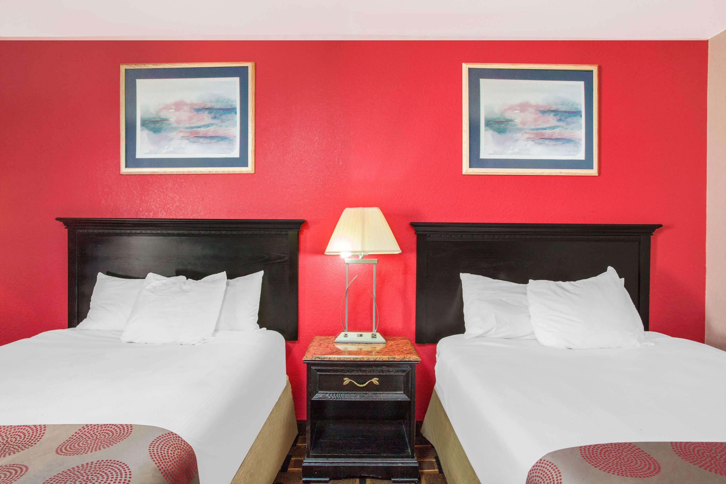 Ramada By Wyndham Edgewood Hotel & Conference Center Eksteriør billede
