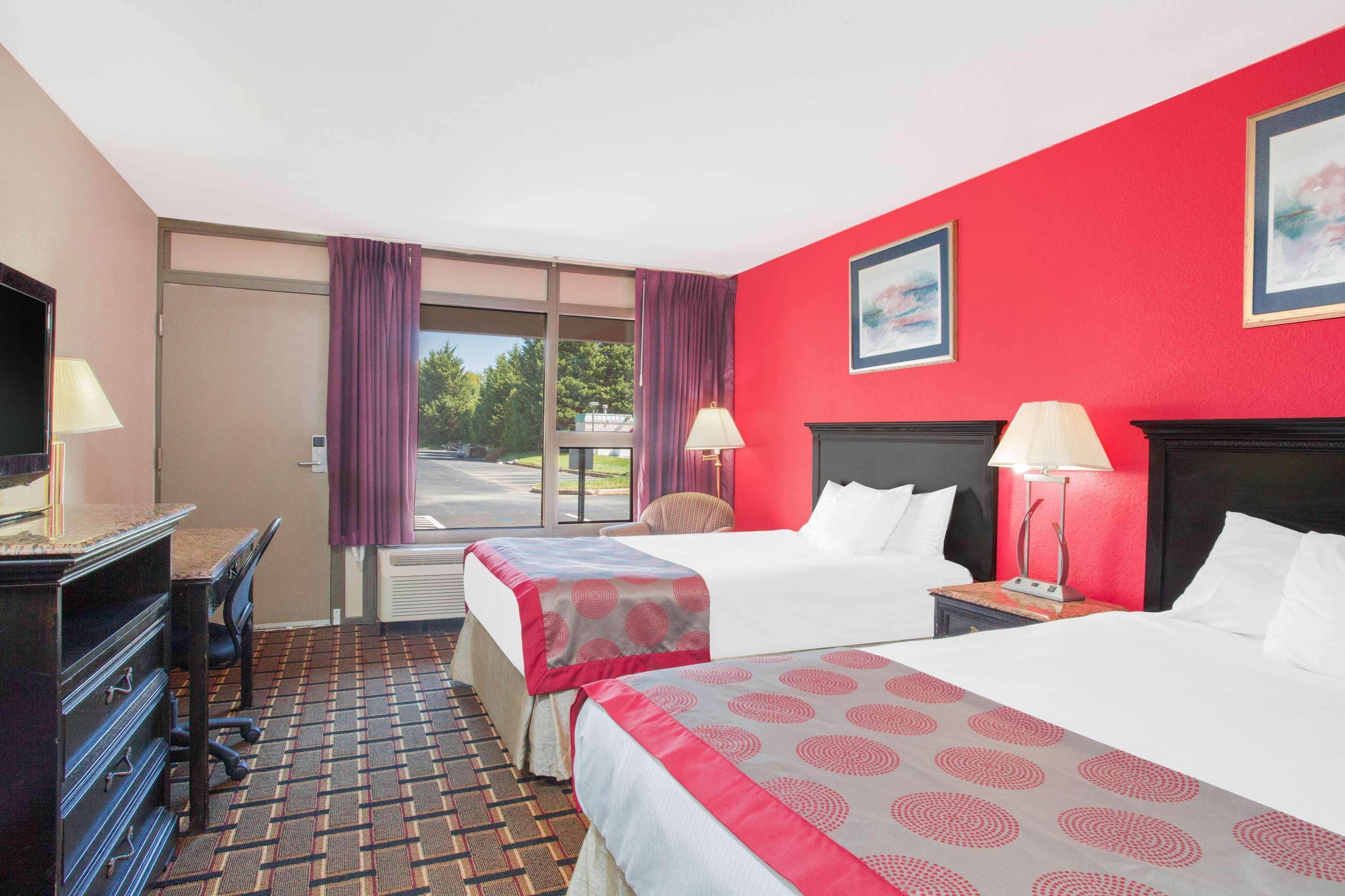 Ramada By Wyndham Edgewood Hotel & Conference Center Eksteriør billede